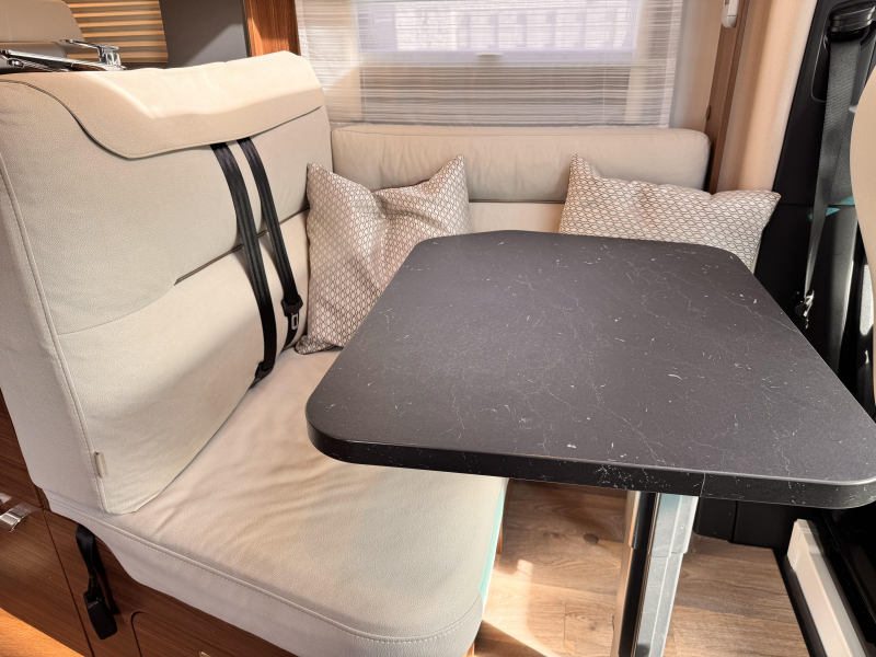 Hymer B-MC T 680 single beds pull-down bed photo: 23