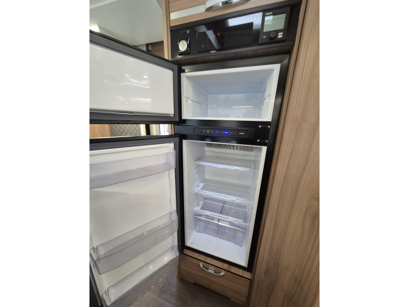 Adria Matrix M 670 SL 160 PS L&auml;ngsbetten Foto: 18