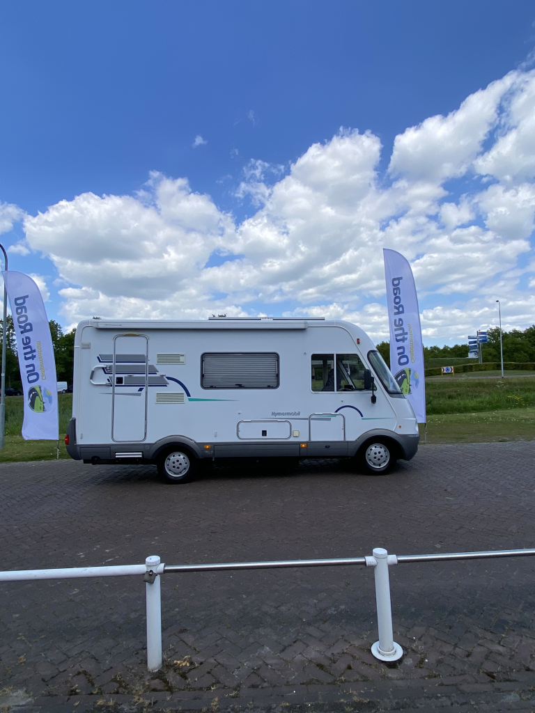 Hymer B 584 2.8 JTD 128 Pk Integraal, Hef-bed voor, Lange-bank, 3 Draaistoelen, Eindkeuken etc. Bj. 2002. B 584 Marum foto: 2
