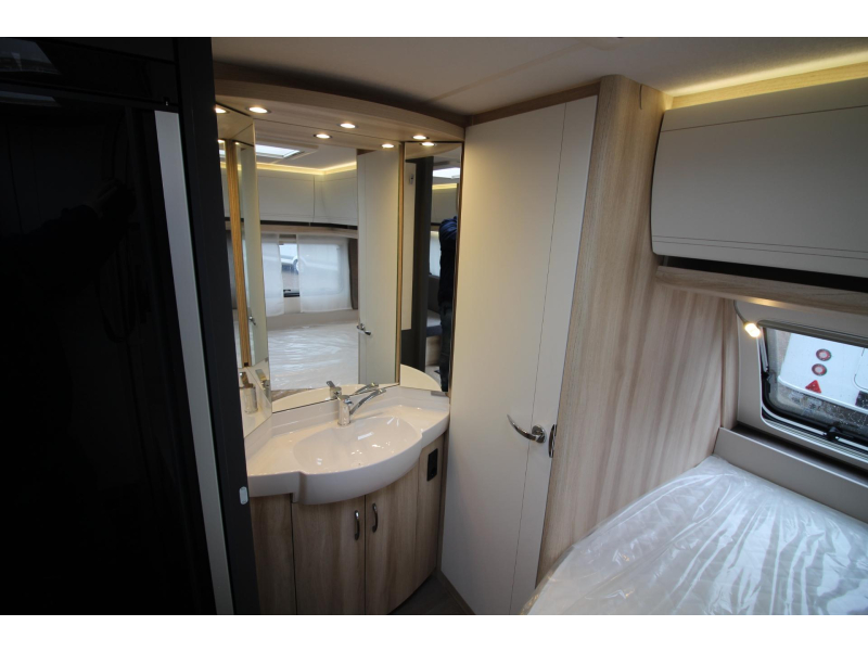Hobby De Luxe 460 UFE Cama francesa y asiento redondo! foto: 9