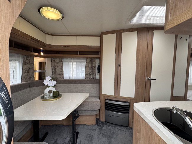 Hobby De Luxe 495 UL con camas individuales **Mover/Portabicicletas/Toldo de bolsa/Gas exterior/2&ordf; trampilla de servicio/1er propietario/Caravana muy cuidada** foto: 1