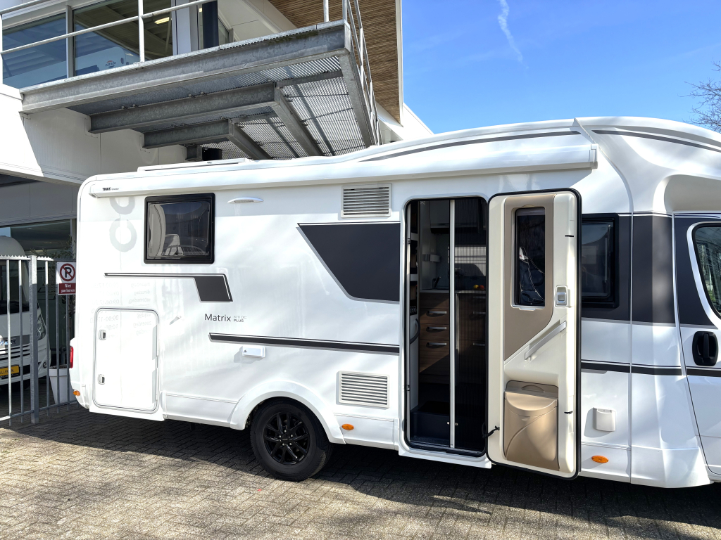 Adria Matrix Plus 670DC QUEENSBED + HEFBED + FACE TO FACE foto: 6