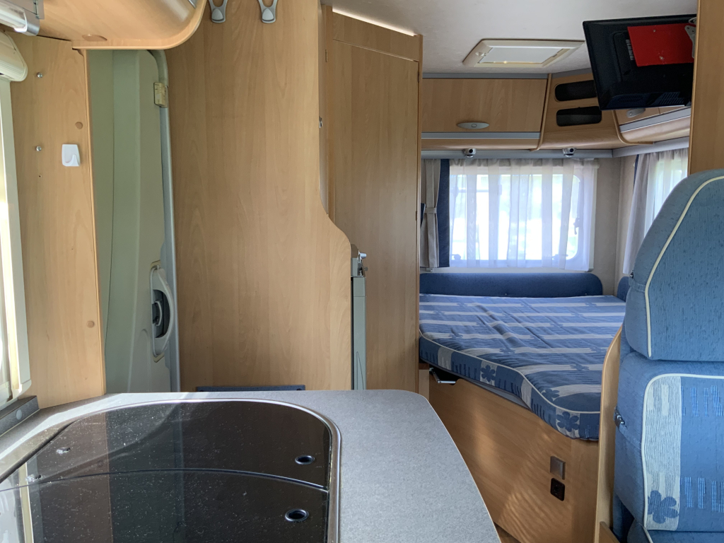 Adria   Compact   2.3 MultiJ. 130 PK , Half-integraal  , Frans-bed achter , Motor-airco , Trekhaak , Kleine camper , Bj. 2009 Camp centrum on the road Marum foto: 7
