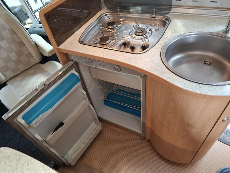 B&uuml;rstner Harmony 585 T 2.3JTD 110Pk 2x Airco photo: 11