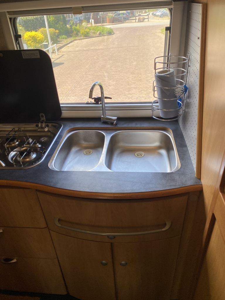 Hymer B 584 2.8 JTD 128 Pk Integraal, Hef-bed voor, Lange-bank, 3 Draaistoelen, Eindkeuken etc. Bj. 2002. B 584 Marum foto: 23