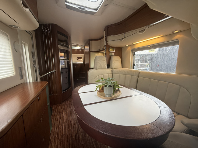 Hymer S 790 150 PS sehr luxuri&ouml;se Ausf&uuml;hrung franz&ouml;sisches Bett + Hubbett XXL K&uuml;hlschrank Backofen Markise Leder Klimaanlage Kamera TV elektr. Satelliten-TV gro&szlig;e Garage Foto: 13
