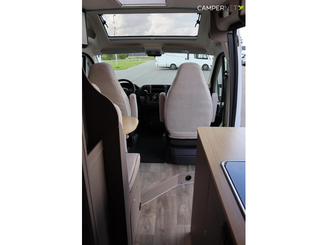 LMC Innovan 640 140cv Autom&aacute;tico | Camas longitudinales | Toldo | Techo panor&aacute;mico | Ventanas empotradas | Control de crucero | Nuevo disponible en stock | foto: 15