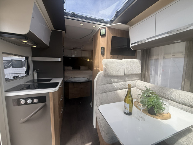 Adria CORAL 600 SC 164 PS Euro 6 sehr kompakter Camper Queenbett Panoramadach elektr. Fahrradtr&auml;ger TV 2x Solarpanel Remis Plissee Maxxfan Navi Kamera Leder Fliegengittert&uuml;r Foto: 16