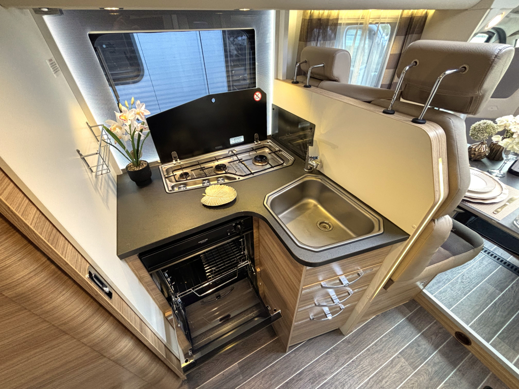 Adria Coral Platinum S 690 SC QUEENSBED ALKO LUCHTVERING foto: 6