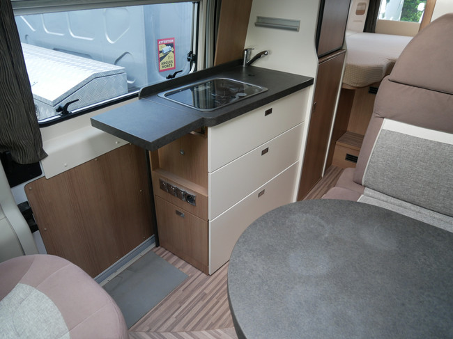 Carthago Malibu Van 640 LE Charming GT, 6.40 Meter Buscamper, L&auml;ngsbetten Foto: 11