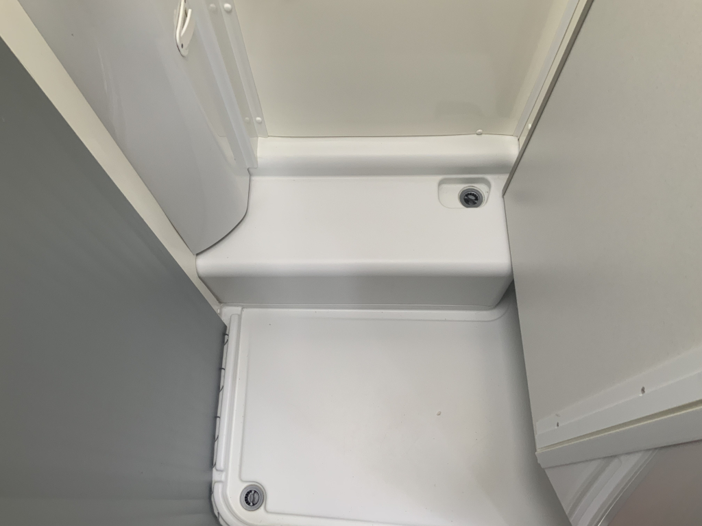 Hymer Exsis-I 674 EX 2.3 MultiJet 160 PK,Integraal,Motor-airco, 2 Lengte-bedden, Hef-bed, Garage, Trekhaak, etc, etc. Camper centrum on the road  foto: 33