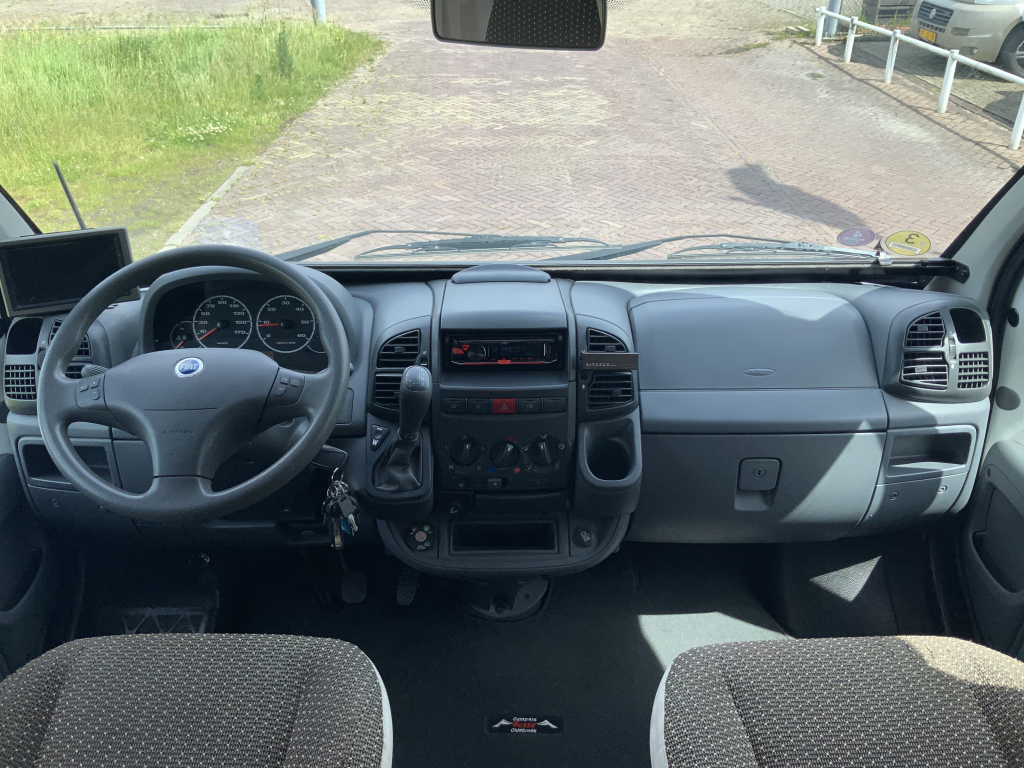 LMC  Fiat Ducato  2,8 JTD  128 PK , AUTOMAAT   Half-integraal ,  Motor-airco , 2 Lengte-bedden ( Laag ) , Alko-chassis  etc. Bj 2003 Camper centrum on the road Marum  foto: 16