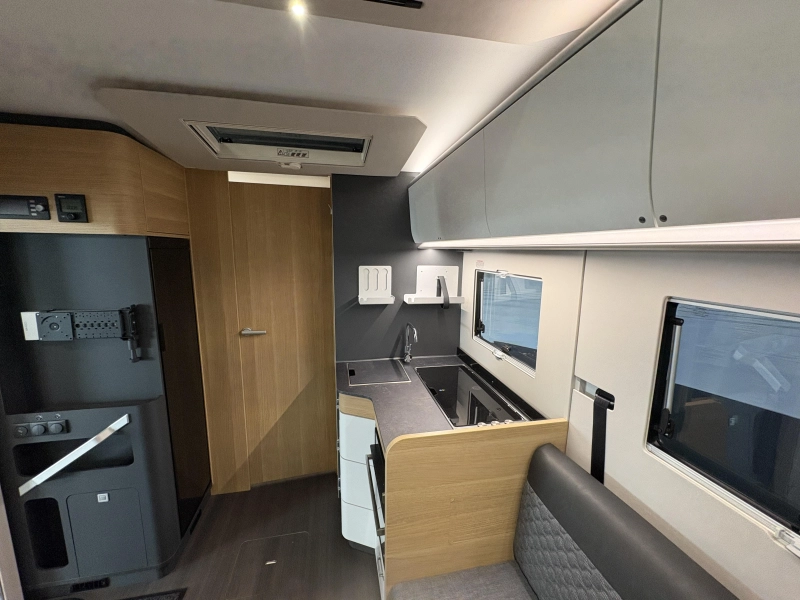 Adria Coral Plus 670 DC queensbed / automaat  foto: 10