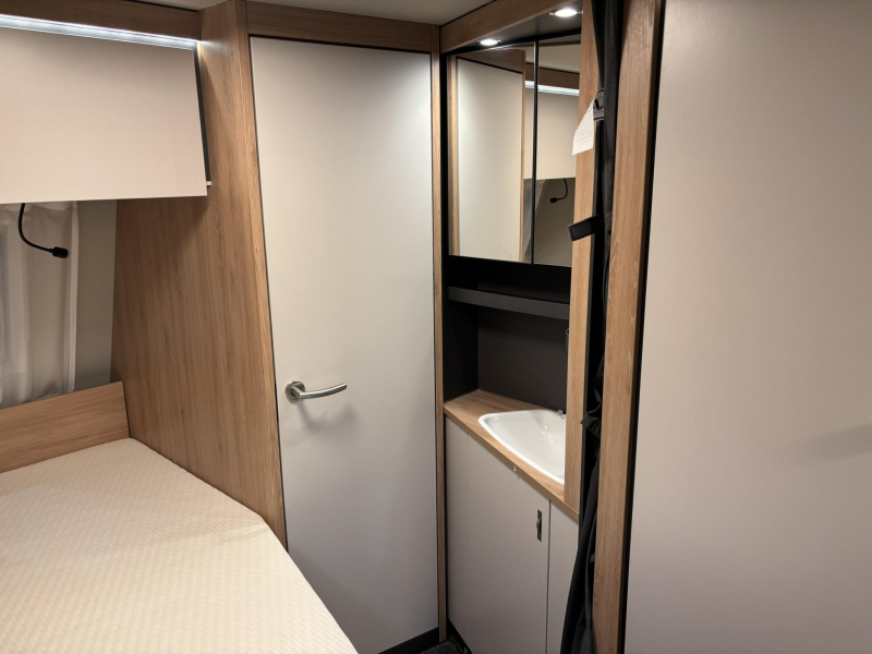 Knaus Sport 450 FU ROUND SEATING FRENCH BED!! photo: 6
