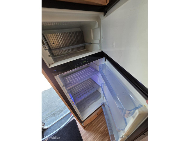 B&uuml;rstner Solano T710 Semi-int&eacute;gr&eacute; 3.0 158Pk ☆R&eacute;frig&eacute;rateur XL☆ photo : 17