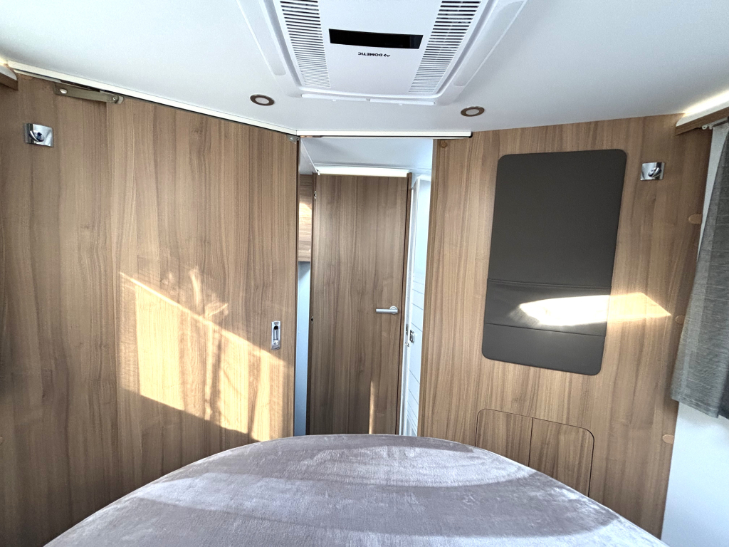 Adria Matrix Plus 670DC QUEENSBED + HEFBED + FACE TO FACE foto: 3