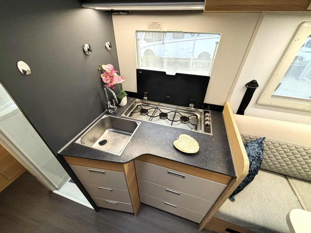 Adria Matrix 650 DC QUEENSBED + HEFBED + FACE TO FACE 2023 Foto: 8