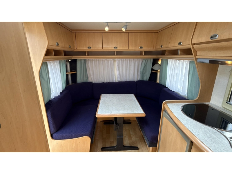 Hobby De luxe Easy 460 UFE cama francesa asiento redondo inodoro foto: 1