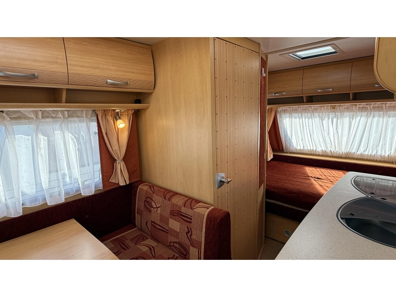 Dethleffs Camper 440 DB dwars bed zit toilet  foto: 4