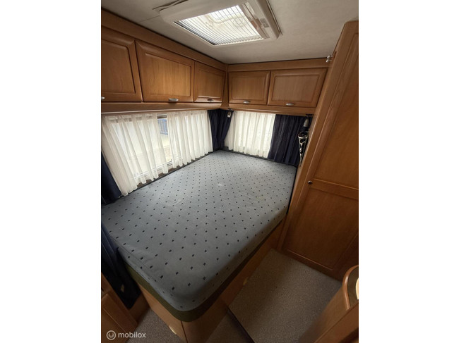 Hymer B 654 Fransbed + Hefbed / Airco op motor! foto: 9