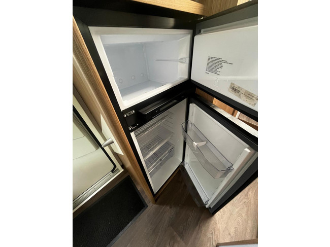 Carado T 338 Teilintegriert | Tempomat | Markise | R&uuml;ckfahrkamera | Dusche | Toilette | 4 Schlafpl&auml;tze | TV mit aut. Sat Foto: 16
