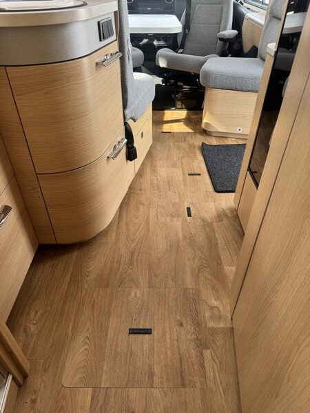 Hymer B MC I 680 equipado con potente Mercedes 9 G Tronic 170 CV AUTOM&Aacute;TICO camas individuales + cama abatible (56 foto: 62