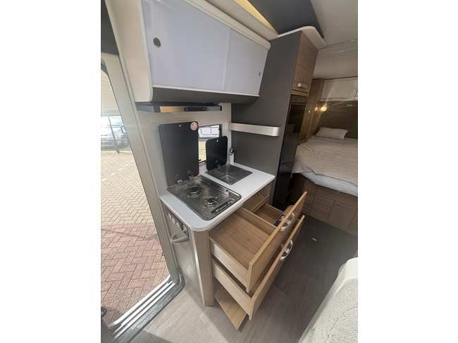 Adria CORAL 600 SC 164 PS Euro 6 sehr kompakter Camper Queenbett Panoramadach elektr. Fahrradtr&auml;ger TV 2x Solarpanel Remis Plissee Maxxfan Navi Kamera Leder Fliegengittert&uuml;r Foto: 17