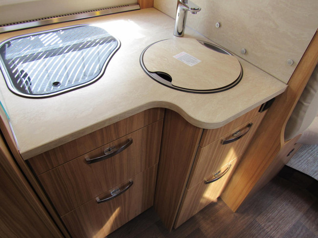 Hymer T598 Semi integraal Queensbed Hefbed bj2018 foto: 11