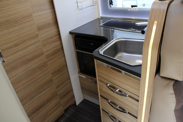 Robuuste Adria Matrix M 670 SK AUTOMAAT 5 gordelplaatsen Queensbed + hefbed (71  foto: 35