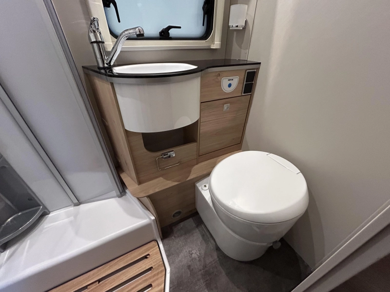 Dethleffs Globebus I 6 Compact Integrated Camper photo: 14