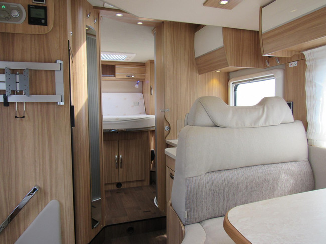 Hymer T598 Semi integraal Queensbed Hefbed bj2018 foto: 17