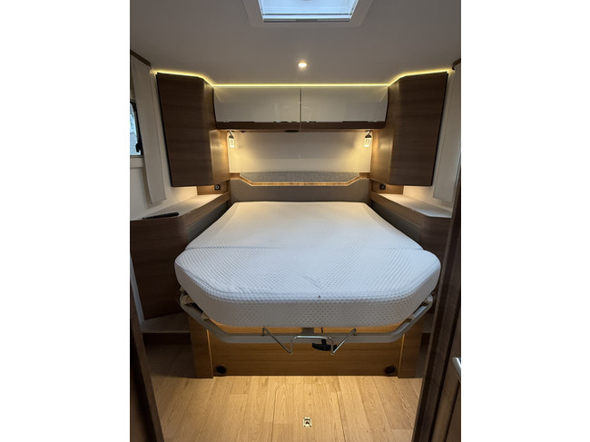 RAPIDO 896 F 160 PK face to face slechts 12.000 dkm Queensbed+hefbed luifel 2x tv camera grote garage dakairco Truma hordeur foto: 19