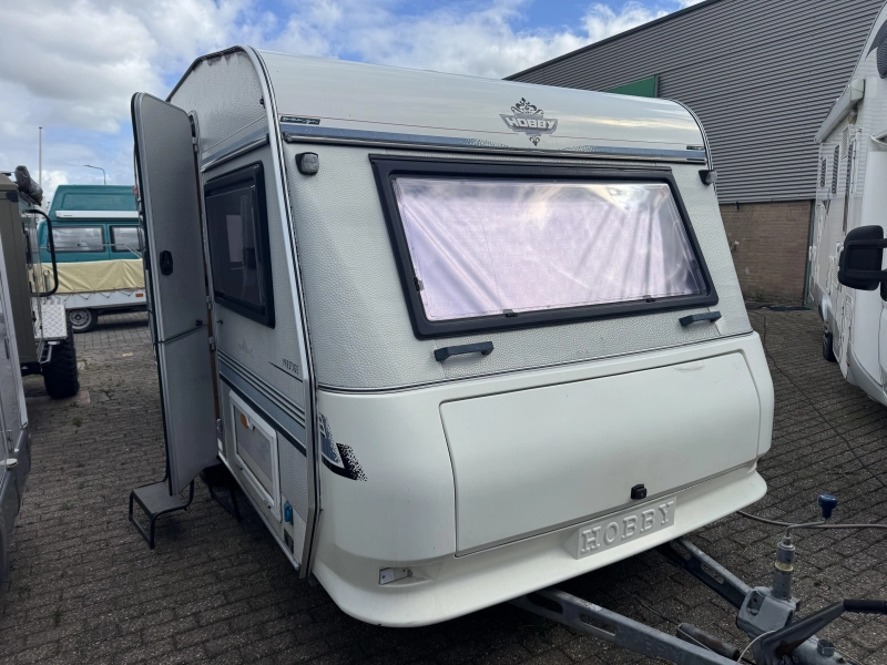 Hobby Prestige 460 T avec lit fixe et sièges en forme de U 