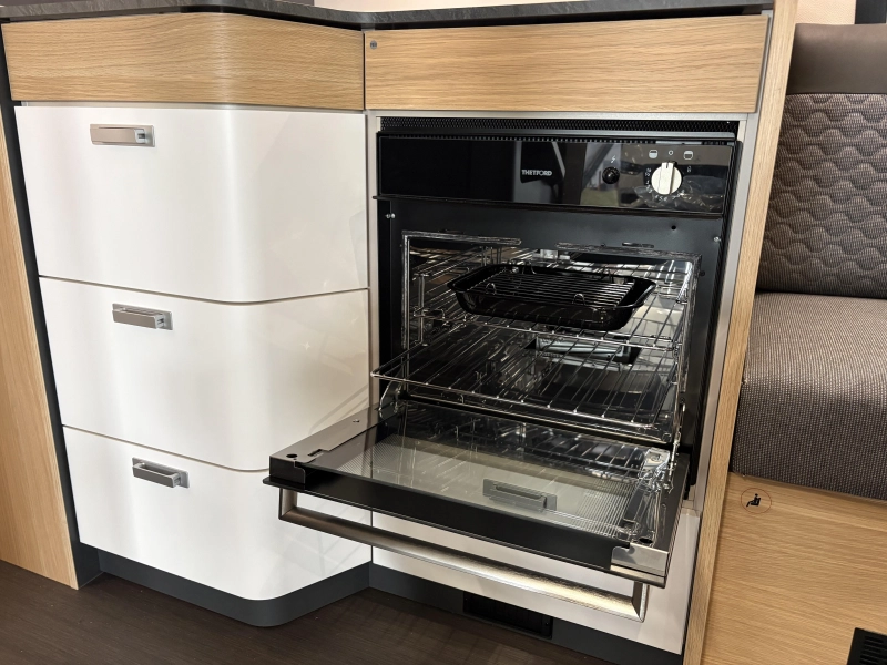 Adria Coral Plus 670 DC queensbed / automaat  foto: 13