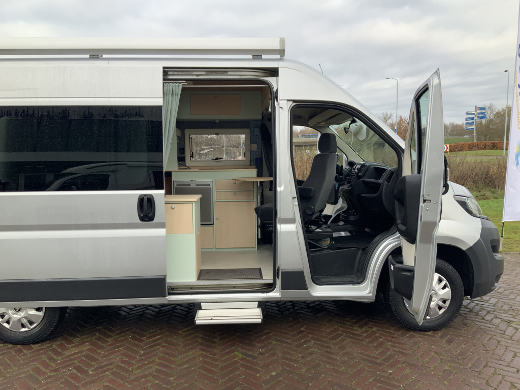 Peugot Boxer L2 H2 Buscamper: Euro 6 met verlaagbare tafel tot 2 pers. lengte-bed, 154 cm breedte, 185 cm lengte, FSL Camperinbouw 2021, km 66000, Zwenkbare fietsendrager, Zonnepaneel 180W, Bj.2017 Camper centrum on the road foto: 1