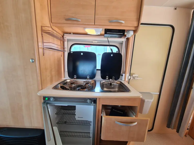 Sterckeman Starlett Executive 470 PE Stapelbed/vast bed/890 kg  foto: 18