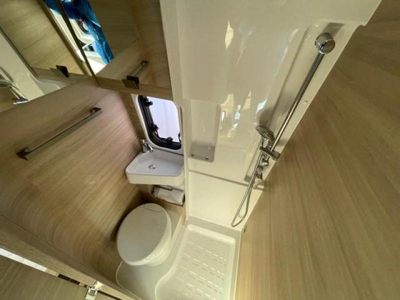 Forster V 636 EB 160hp Single Beds and Pop-top Roof photo: 8