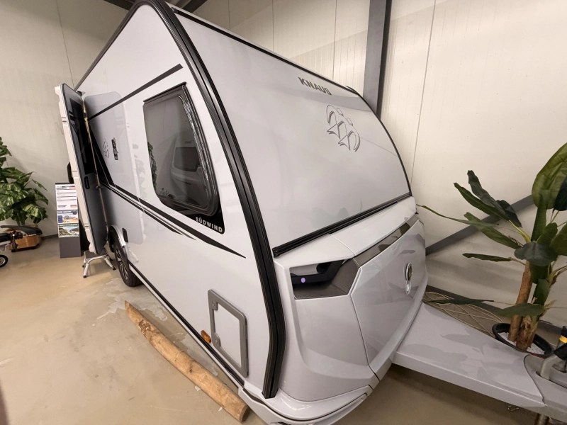 Knaus Sudwind Black Selection 450 FU +1700KG+Calefacci&oacute;n por suelo radiante foto: 1