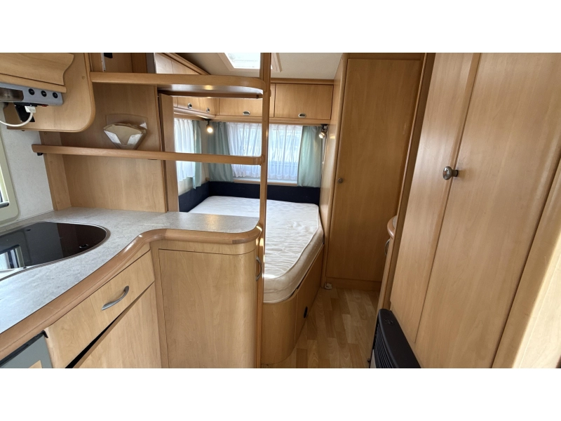 Hobby De luxe Easy 460 UFE cama francesa asiento redondo inodoro foto: 10