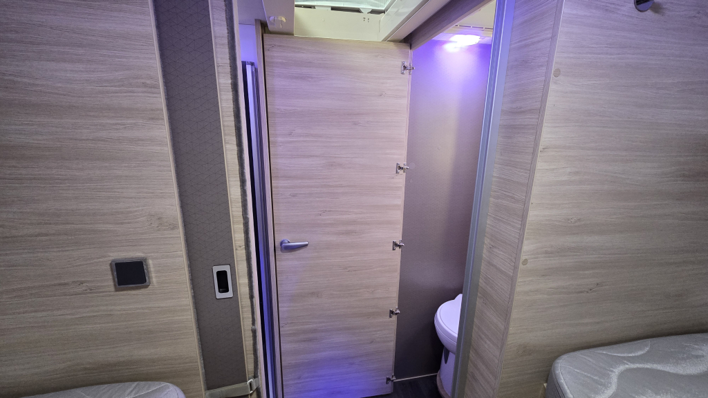 Challenger 337 GA met enkele bedden foto: 26