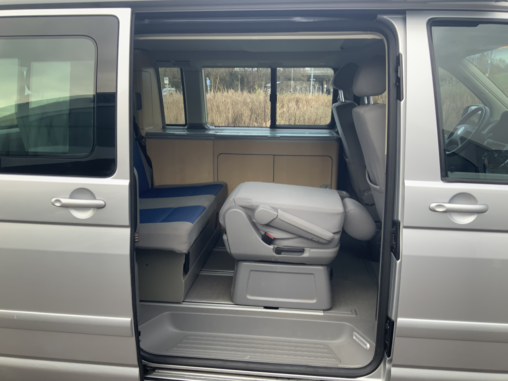 VW Westfalia California 2.5 TDi 130 PS, 5 Sitzpl&auml;tze, 4 Schlafpl&auml;tze, Elektr. Hubdach / Seitent&uuml;r, Bj 2006 Camper Centrum On the Road am Noorderringweg 4 in Marum. Foto: 4
