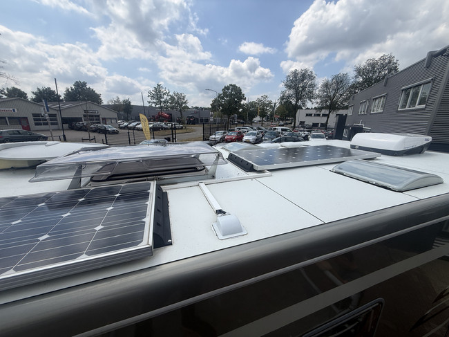 Hymer B 594 autom&aacute;tico 150 cv autocaravana muy compacta full options cama transversal+cama abatible sistema de nivelaci&oacute;n EP toldo calefacci&oacute;n estacionaria webasto aire acondicionado de techo 2x panel solar antena parab&oacute;lica el&eacute;ctrica TV garaje grande foto: 9