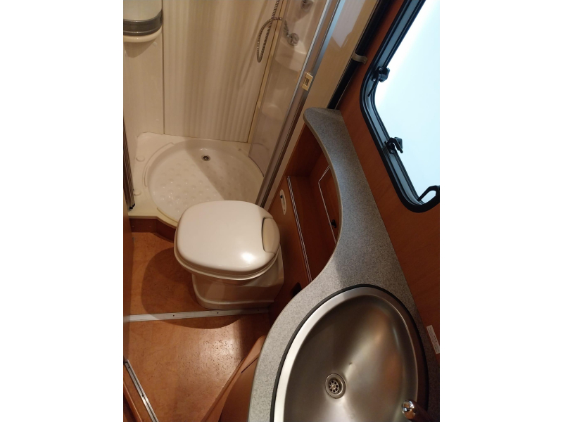 Dethleffs Globetrotter 6844 RT met mooi fransbed  foto: 12