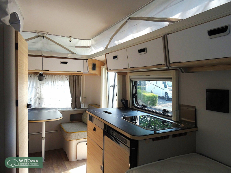 Eriba Touring Urban 542 sobre equipamiento completo foto: 2