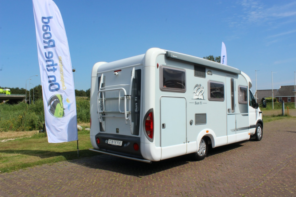 Knaus Sun Ti 700 Meg, Cama transversal, Garaje, Asientos delanteros giratorios, Media dinette, banco. A&ntilde;o 2008 Marum (Groningen) foto: 32