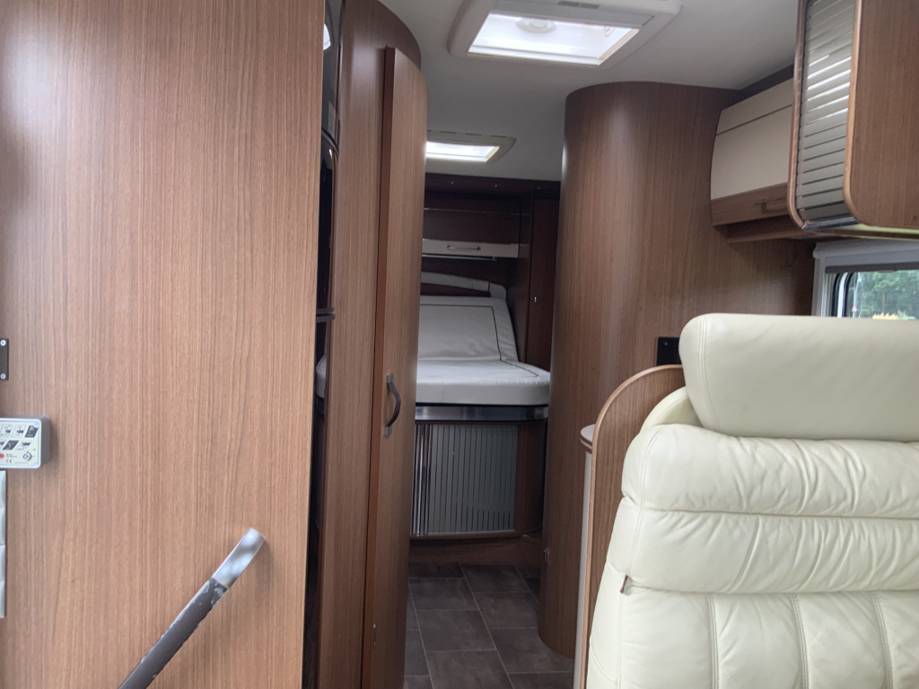 Bürstner Aviano 727 2.3 AUTOMAAT  150  PK integraal ,  Motor-airco  , Queens-bed , gelijkvloers , zij  zitgroep Bj. 2012 Camper centrum on the road foto: 8