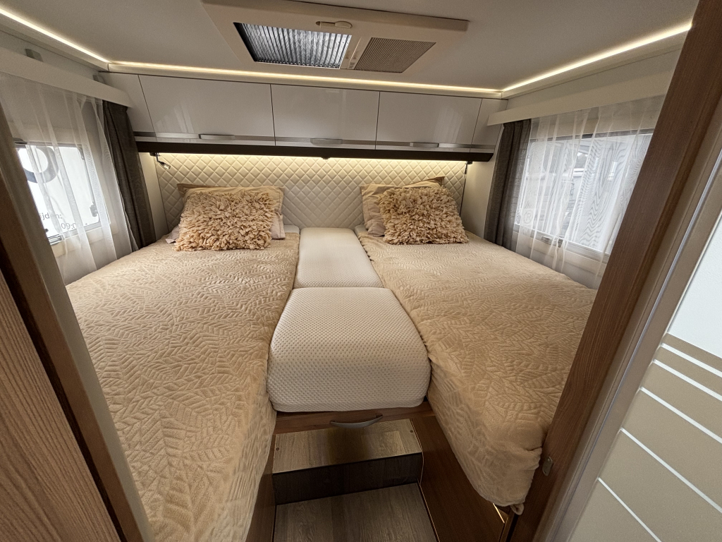 Adria MATRIX PLUS 670 SL ENKELE BEDDEN+HEFBED AUTOMAAT foto: 3