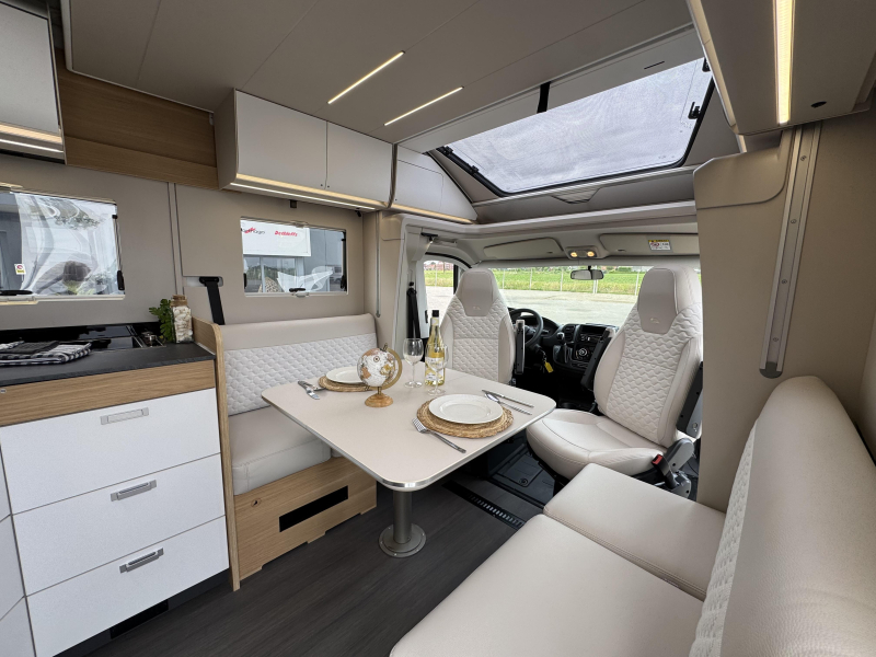 Adria Matrix Plus 670 DL Automaat Omvormer Airco  foto: 13