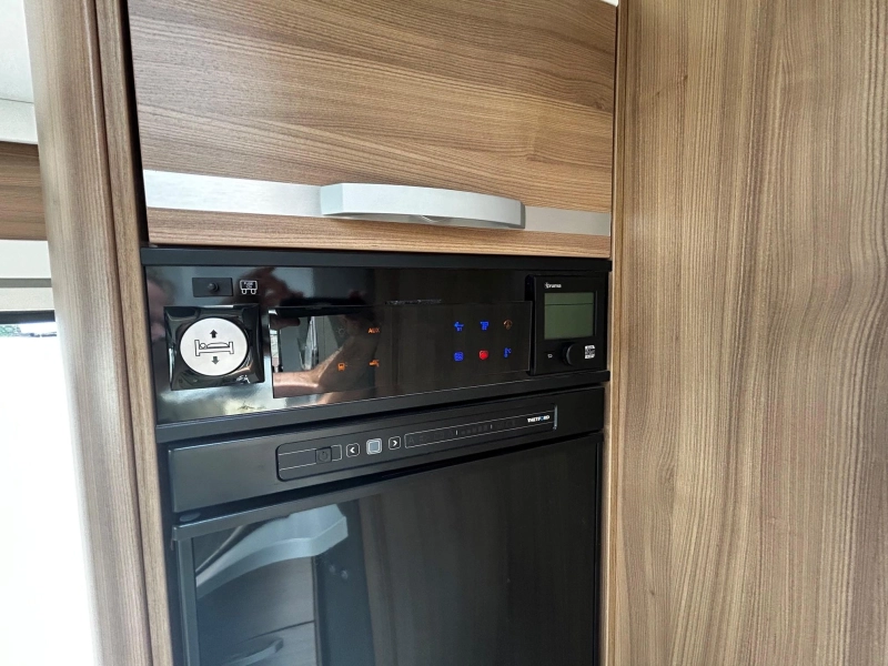 Adria Matrix Plus 670 DC TV y Antena parab&oacute;lica, Aire acondicionado de banco foto: 10
