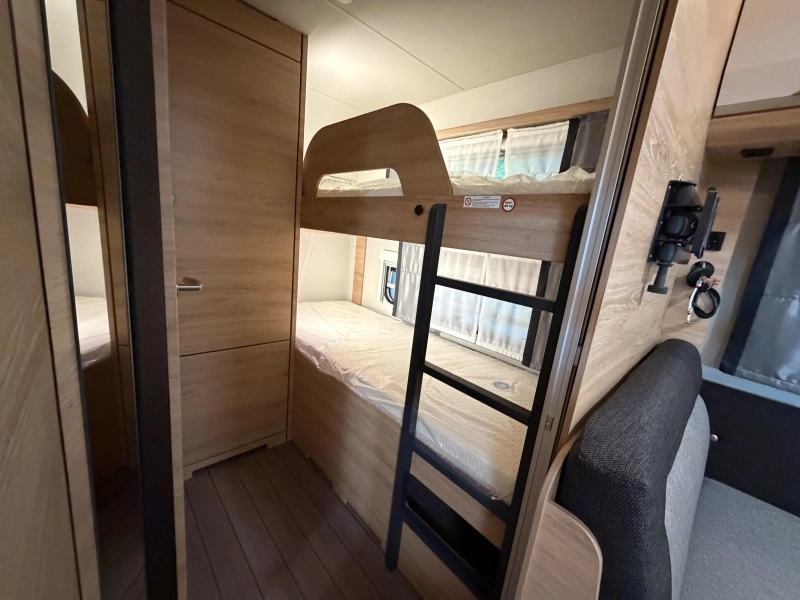 Knaus Sudwind Black Selection 500 QDK Etagenbett / Querbett Foto: 8